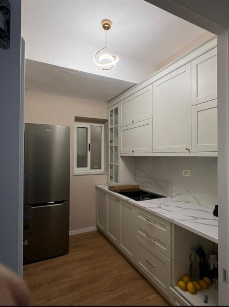 Tirane, jap me qera apartament 1+1 Kati 1, 65 m² 500 € (Rruga e Elbasanit, pas Ambasades Amerikane)
