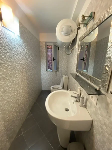 Tirane, jepet me qera apartament 2+1 Kati 3, 100 m² 450 € (Rruga Kongresi I Manastirit)