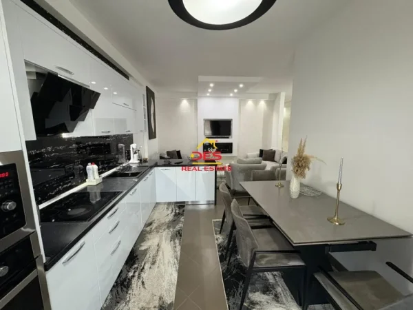 Vlore, shitet apartament 2+1+Ballkon Kati 7, 91 m² 125.000 € (Rruga Demokracia)