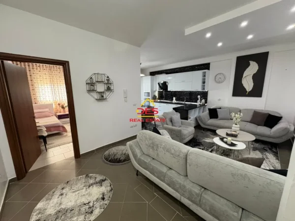 Vlore, shitet apartament 2+1+Ballkon Kati 7, 91 m² 125.000 € (Rruga Demokracia)