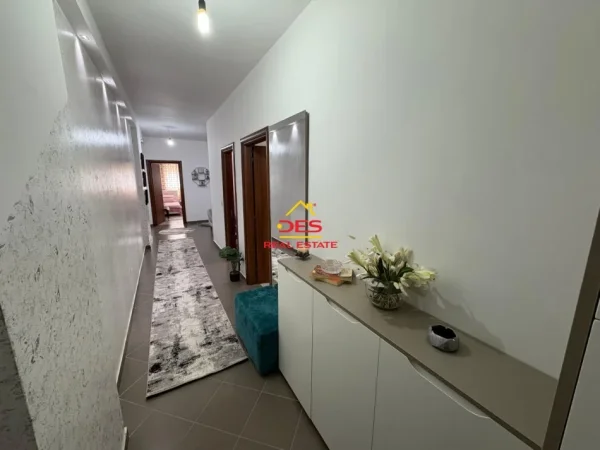 Vlore, shitet apartament 2+1+Ballkon Kati 7, 91 m² 125.000 € (Rruga Demokracia)