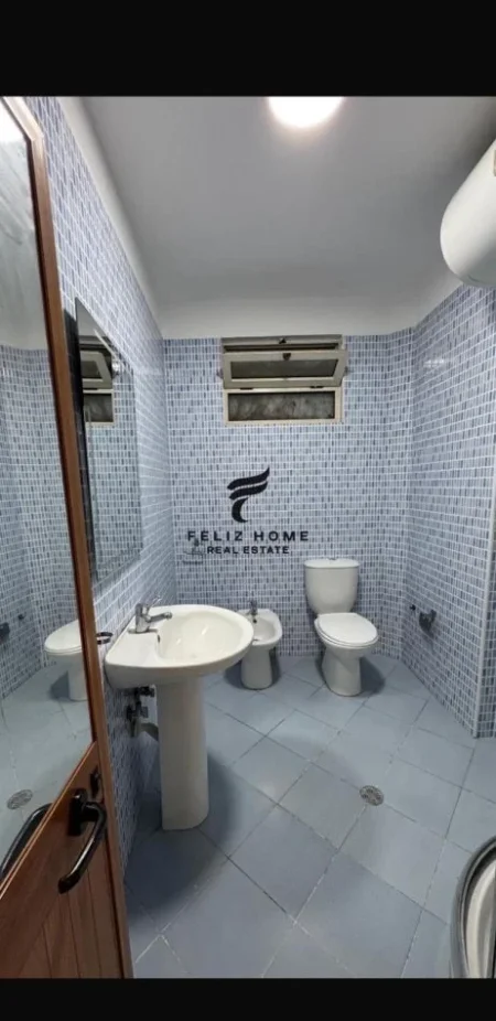 Tirane, jepet me qera apartament 2+1+Ballkon Kati 5, 75 m² 650 € (21 DHJETORI)