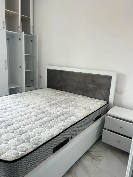 Tirane, jepet me qera apartament 1+1+Ballkon Kati 8, 55 m² 400 € (Rruga Teodor Keko)