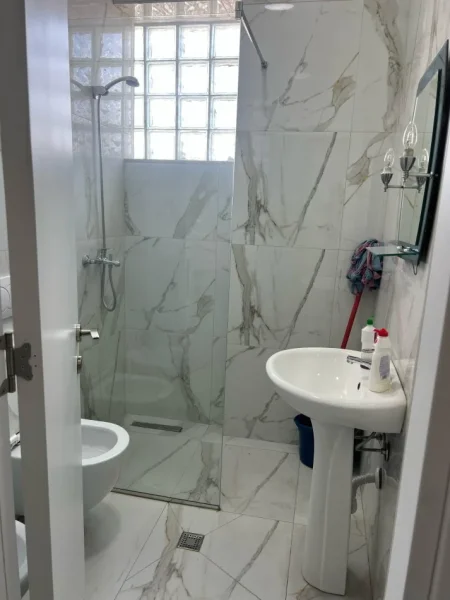 Tirane, jepet me qera apartament 1+1+Ballkon Kati 8, 55 m² 400 € (Rruga Teodor Keko)