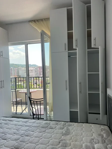 Tirane, jepet me qera apartament 1+1+Ballkon Kati 8, 55 m² 400 € (Rruga Teodor Keko)