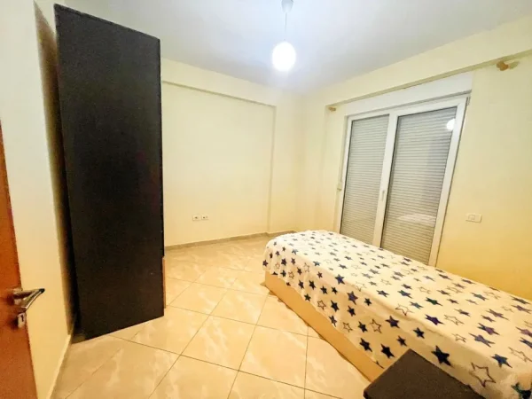 Tirane, jepet me qera apartament 2+1+Ballkon Kati 2, 90 m² 550 € (Liqeni i Thate)