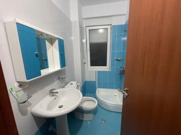 Tirane, jepet me qera apartament 2+1+Ballkon Kati 2, 90 m² 550 € (Liqeni i Thate)