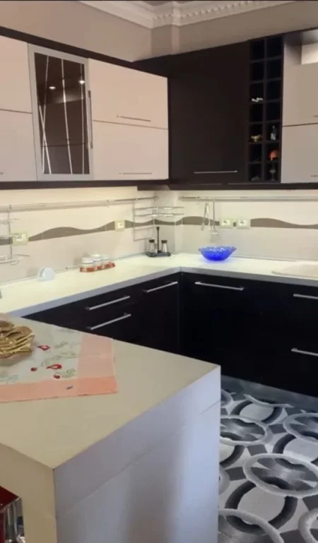 Durres, shitet apartament 3+1+Aneks+Ballkon Kati 7, 153 m² 165.000 € (Stacioni i Trenit)