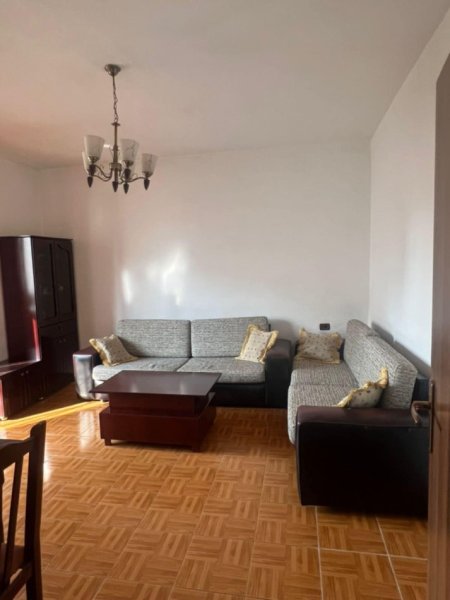 Tirane, jepet me qera apartament 2+1+Ballkon Kati 4, 80 m² 500 € (rruga e dibres)