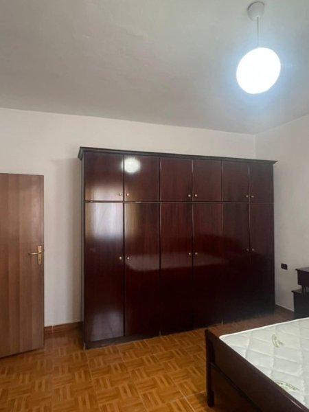 Tirane, jepet me qera apartament 2+1+Ballkon Kati 4, 80 m² 500 € (rruga e dibres)