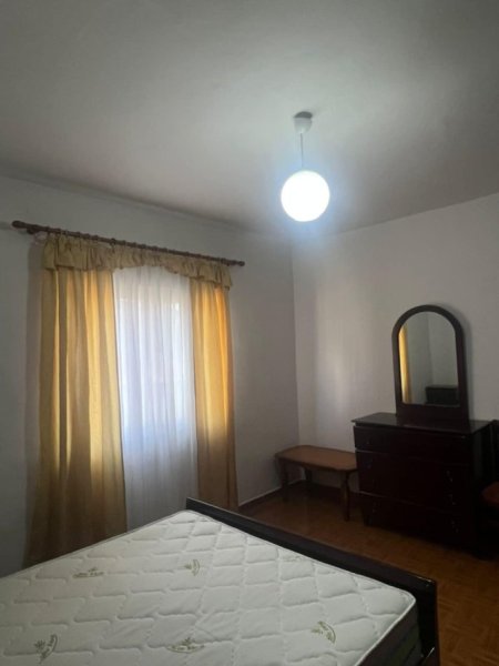 Tirane, jepet me qera apartament 2+1+Ballkon Kati 4, 80 m² 500 € (rruga e dibres)