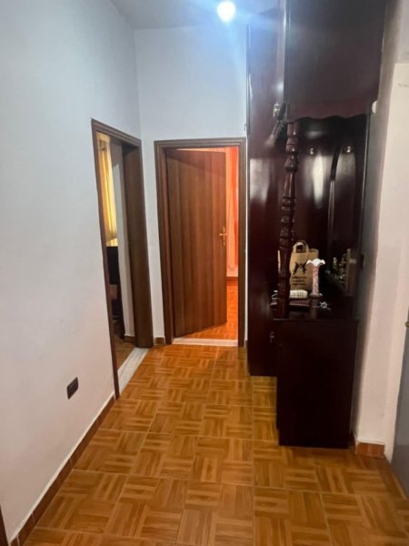 Tirane, jepet me qera apartament 2+1+Ballkon Kati 4, 80 m² 500 € (rruga e dibres)