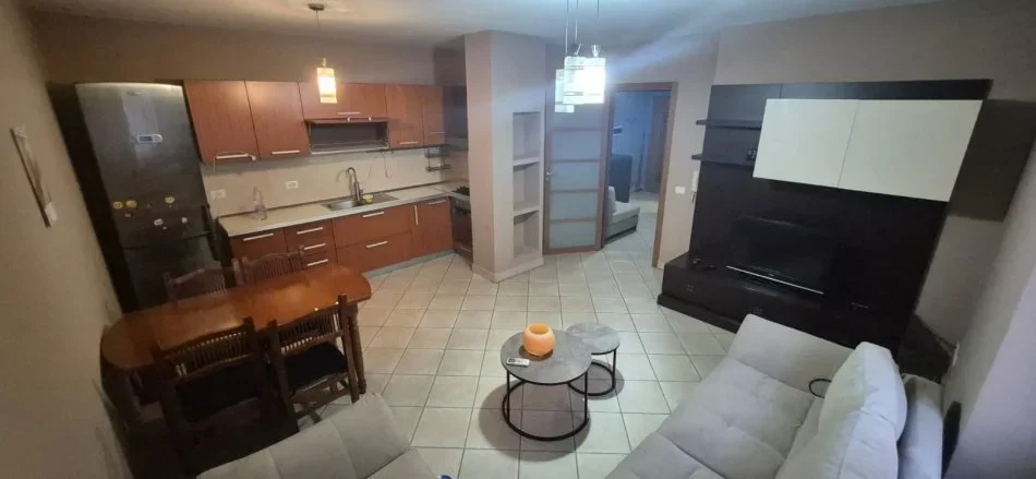 Tirane, jepet me qera apartament 2+1+Ballkon Kati 5, 95 m² 650 € (rruga vasil shanto)