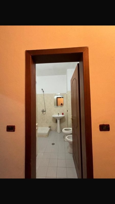 Tirane, jepet me qera apartament 1+1+Ballkon Kati 1, 85 m² 450 € (Don bosko)