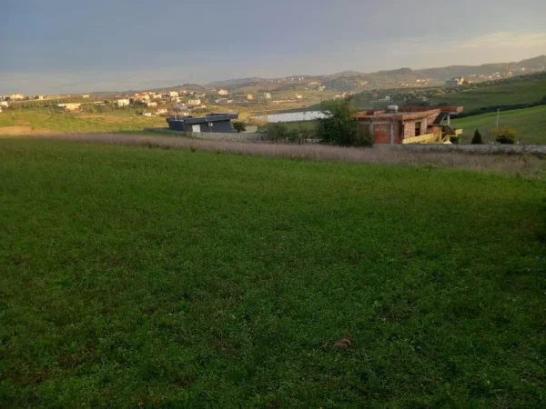 Durres, shitet toke , 4.000 m² 100.000 € (Arapaj)