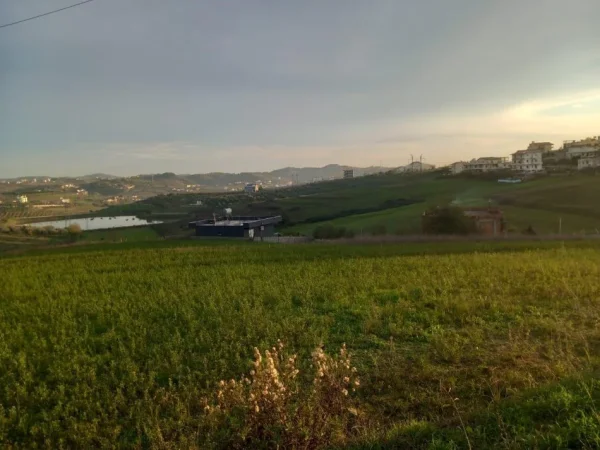 Durres, shitet toke , 4.000 m² 100.000 € (Arapaj)