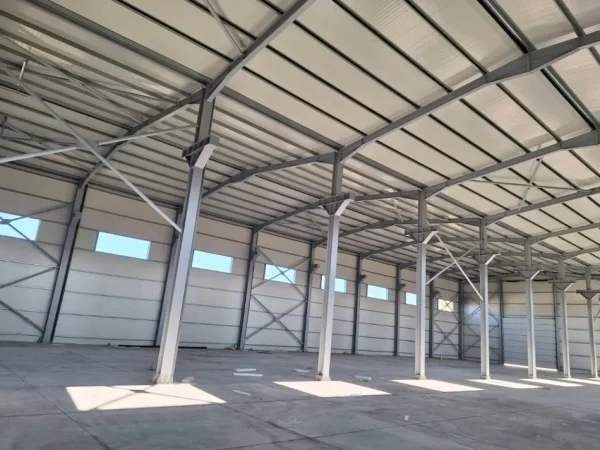 Durres, jepet me qera magazine Kati 0, 2.500 m² 5.000 € (perball Universitetit afer kastratit)