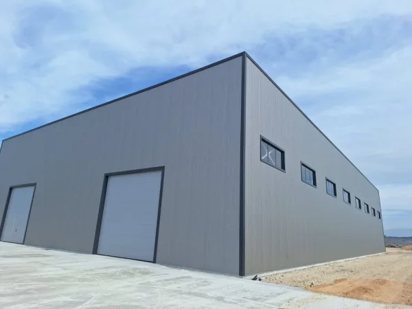 Durres, jepet me qera magazine Kati 0, 2.500 m² 5.000 € (perball Universitetit afer kastratit)