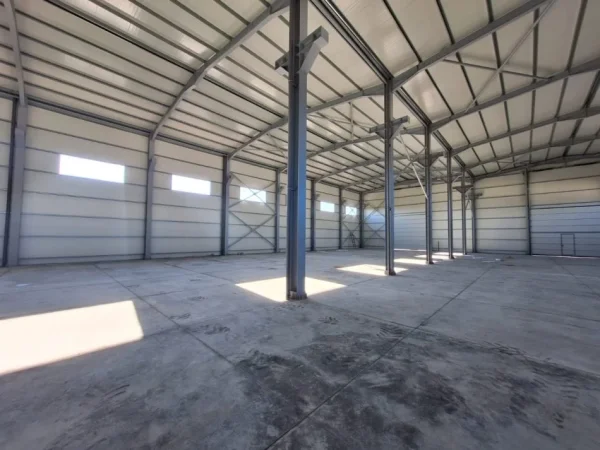 Durres, jepet me qera magazine Kati 0, 2.500 m² 5.000 € (perball Universitetit afer kastratit)