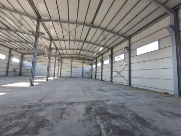 Durres, jepet me qera magazine Kati 0, 2.500 m² 5.000 € (perball Universitetit afer kastratit)