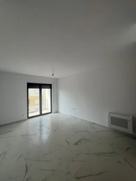 Tirane, jepet me qera zyre Kati 4, 95 m² 1.100 € (stacioni i trenit)