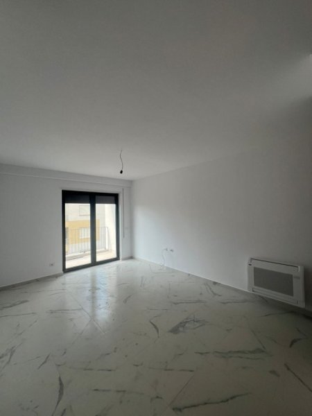 Tirane, jepet me qera zyre Kati 4, 95 m² 1.100 € (stacioni i trenit)