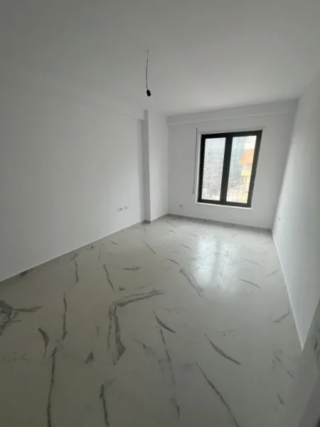 Tirane, jepet me qera zyre Kati 4, 95 m² 1.100 € (stacioni i trenit)