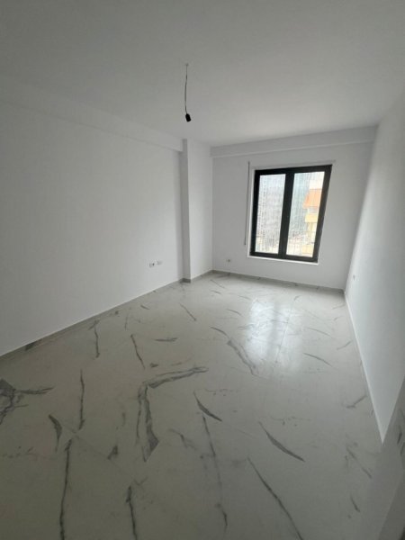 Tirane, jepet me qera zyre Kati 4, 95 m² 1.100 € (stacioni i trenit)