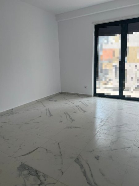 Tirane, jepet me qera zyre Kati 4, 95 m² 1.100 € (stacioni i trenit)