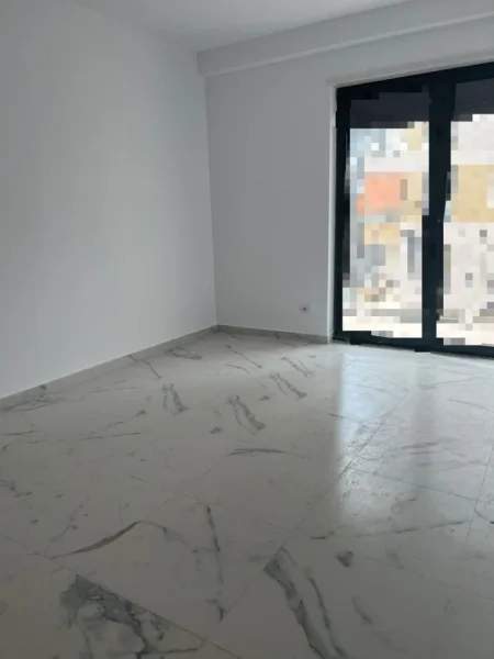 Tirane, jepet me qera zyre Kati 4, 95 m² 1.100 € (stacioni i trenit)