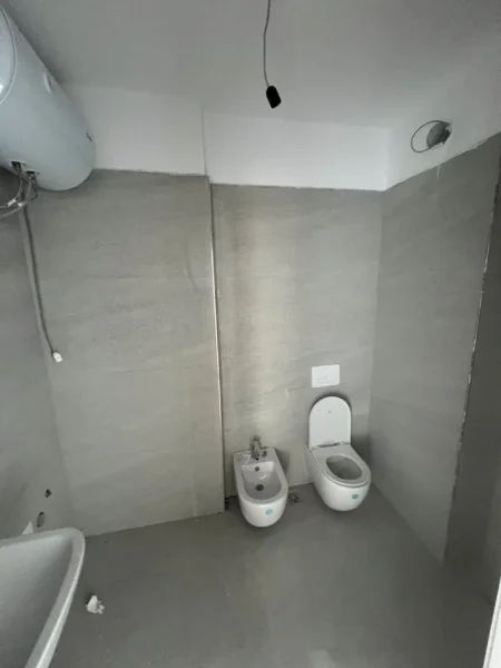 Tirane, jepet me qera zyre Kati 4, 95 m² 1.100 € (stacioni i trenit)