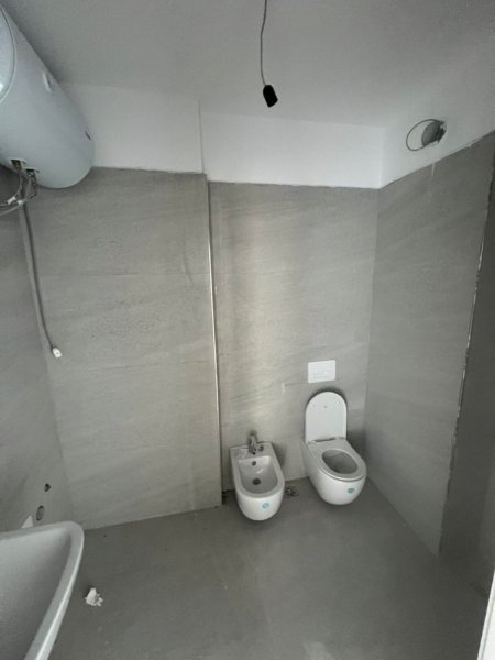 Tirane, jepet me qera zyre Kati 4, 95 m² 1.100 € (stacioni i trenit)