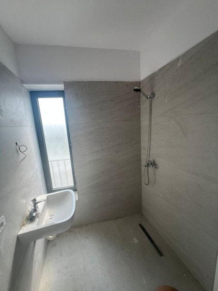 Tirane, jepet me qera zyre Kati 4, 95 m² 1.100 € (stacioni i trenit)