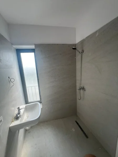 Tirane, jepet me qera zyre Kati 4, 95 m² 1.100 € (stacioni i trenit)