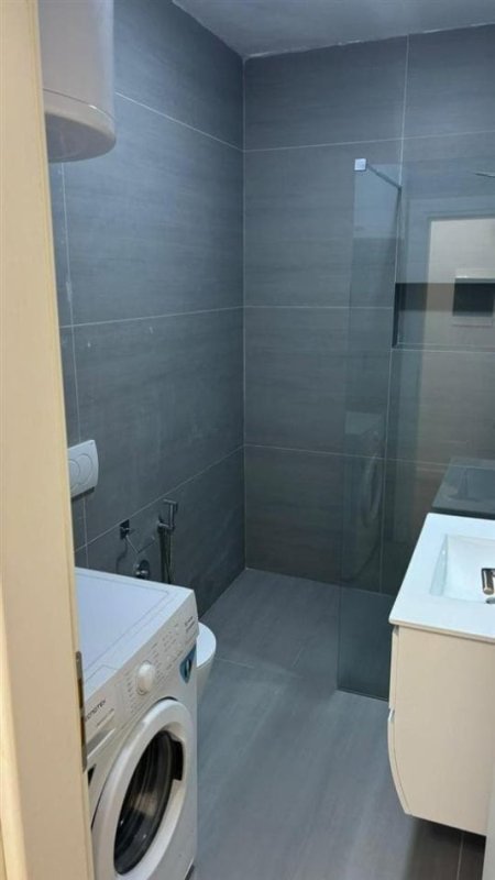 Tirane, jepet me qera apartament 1+1+Ballkon Kati 1, 65 m² 500 € (5 maji)