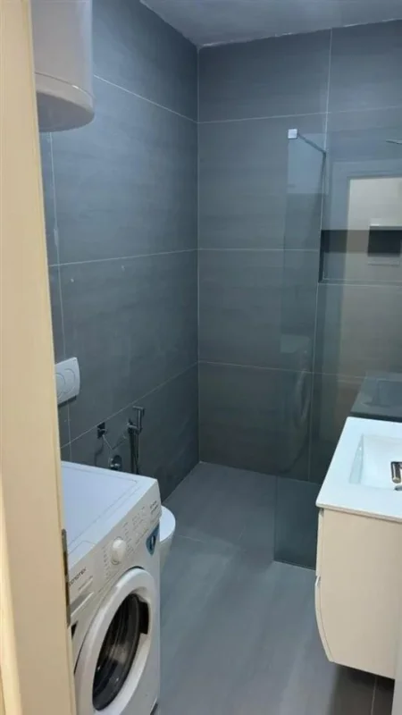 Tirane, jepet me qera apartament 1+1+Ballkon Kati 1, 65 m² 430 € (5 maji)