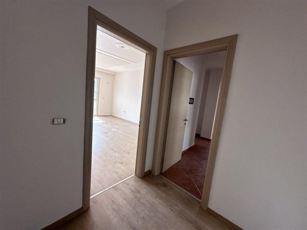Tirane, jap me qera apartament 3+1 Kati 4, 12 m² 550 € (tregu elektrik)