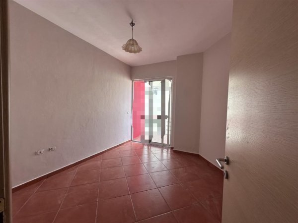 Tirane, jap me qera apartament 3+1 Kati 4, 12 m² 550 € (tregu elektrik)