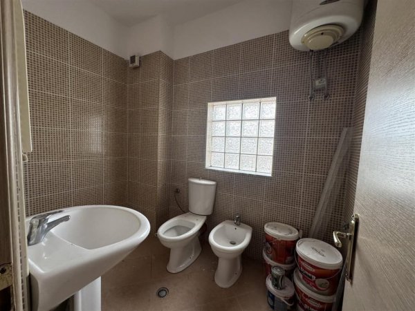 Tirane, jap me qera apartament 3+1 Kati 4, 12 m² 550 € (tregu elektrik)