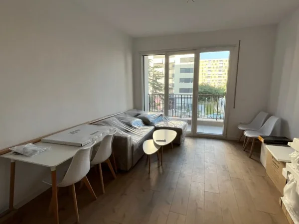 Tirane, jepet me qera apartament 1+1+Ballkon Kati 5, 62 m² 650 € (Trio Tower Residence, Don Bosko)