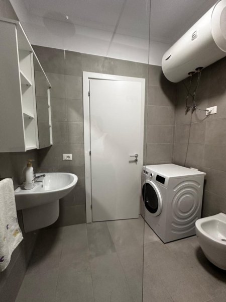 Tirane, jepet me qera apartament 1+1+Ballkon Kati 1, 67 m² 750 € (pazari i ri)