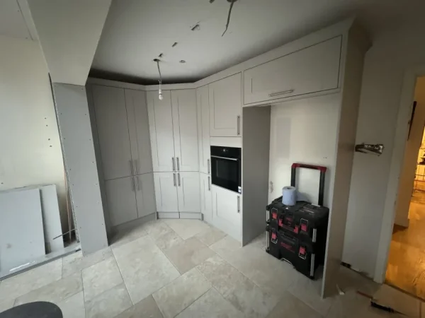 Kërkon mobilje unike, cilësore dhe me dizajn modern apo klasik? Ne i realizojmë me përpikmëri!