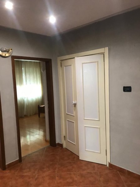 Tirane, jepet me qera apartament 2+1 Kati 1, 67 m² 600 € (pazari i ri)