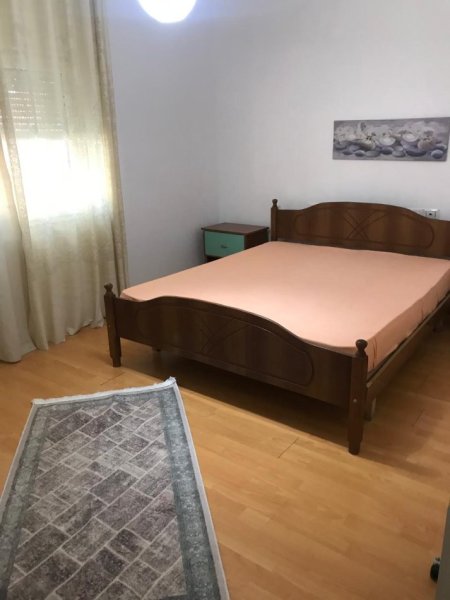 Tirane, jepet me qera apartament 2+1 Kati 1, 67 m² 600 € (pazari i ri)