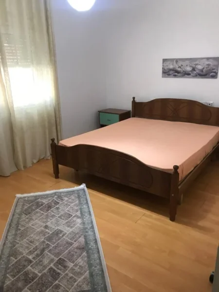 Tirane, jepet me qera apartament 2+1 Kati 1, 67 m² 600 € (pazari i ri)