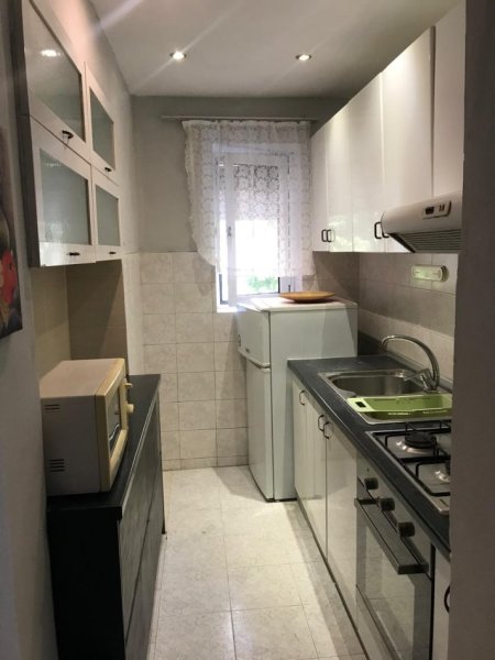 Tirane, jepet me qera apartament 2+1 Kati 1, 67 m² 600 € (pazari i ri)