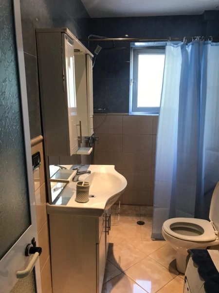 Tirane, jepet me qera apartament 2+1 Kati 1, 67 m² 600 € (pazari i ri)