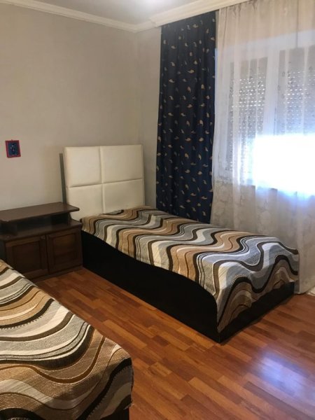 Tirane, jepet me qera apartament 2+1 Kati 1, 67 m² 600 € (pazari i ri)