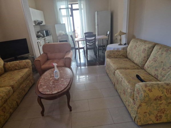 Tirane, jepet me qera Vile 3+1 , 200 m² 1.500 € (rruga e dibres)