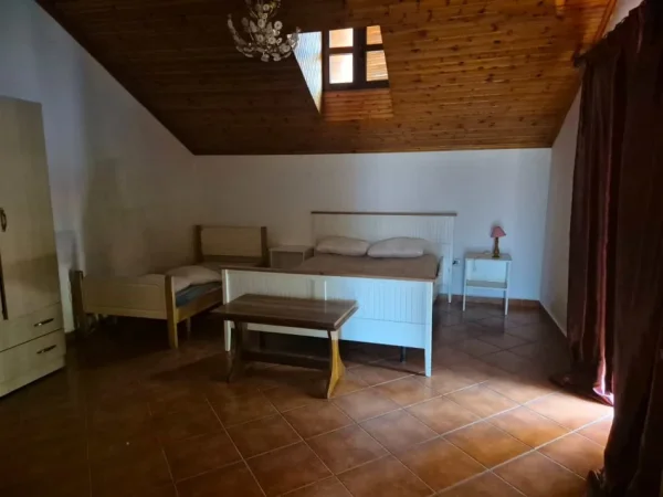 Tirane, jepet me qera Vile 3+1 , 200 m² 1.500 € (rruga e dibres)